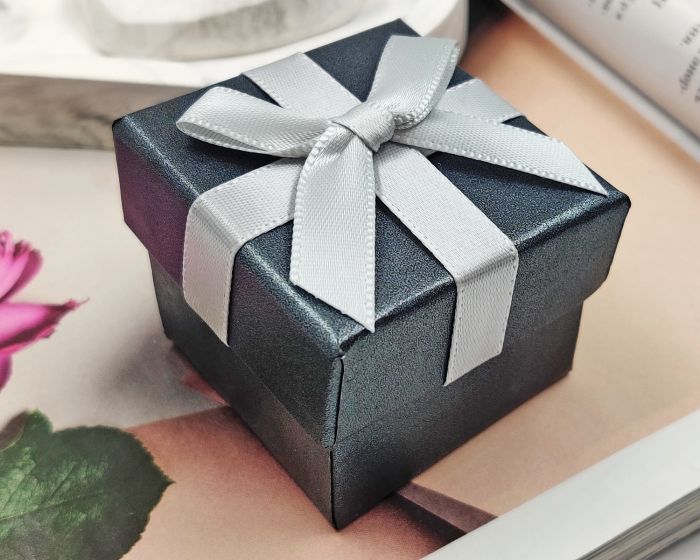 Gift box with ribbon G5382