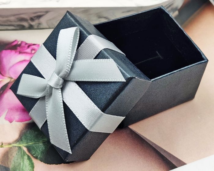 Gift box with ribbon G5382